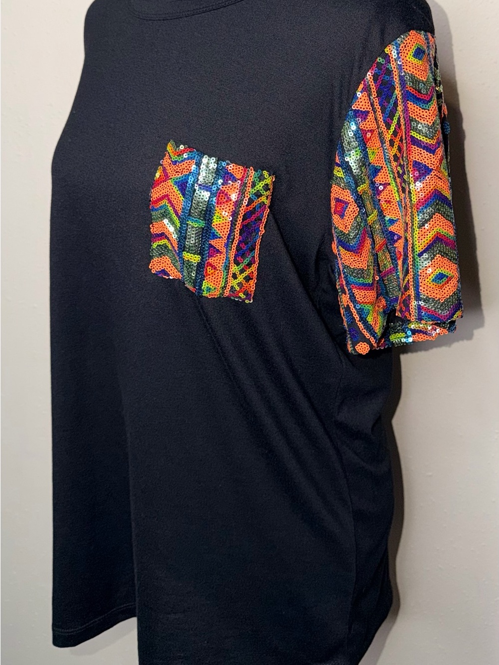 Sunshine & Rodeos Womens Black T-Shirt Multicolor Sequined Sleeves Pocket Sz L - Picture 2 of 9